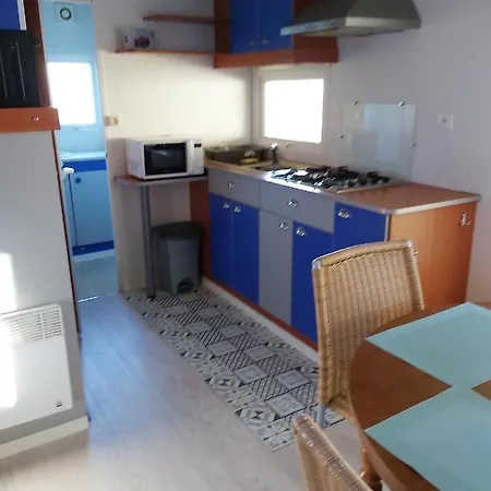 Holiday home Bungalow De 2 Chambres A Meschers Sur Gironde Avec Piscine Partagee Et Terrasse Amenagee *