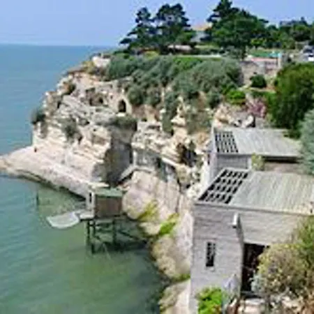 Bungalow De 2 Chambres A Meschers Sur Gironde Avec Piscine Partagee Et Terrasse Amenagee Holiday home *