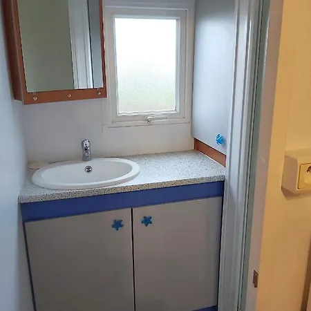 Bungalow De 2 Chambres A Meschers Sur Gironde Avec Piscine Partagee Et Terrasse Amenagee Holiday home